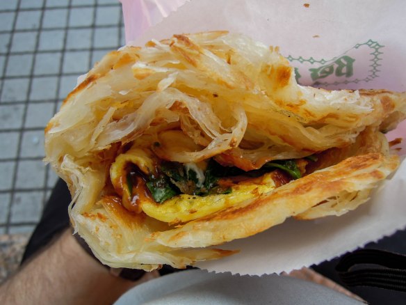蔥抓餅 cōngzhuā bǐng; flaky scallion pancake w/egg