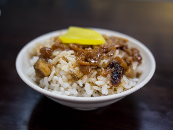 滷肉飯 lǔròu fàn; fatty seasoned pork on rice