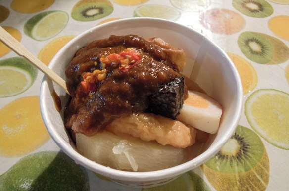 甜不辣 tiánbúlà; hard to translate—it is fish paste formed into various shapes, then boiled in a broth and topped with a miso gravy.